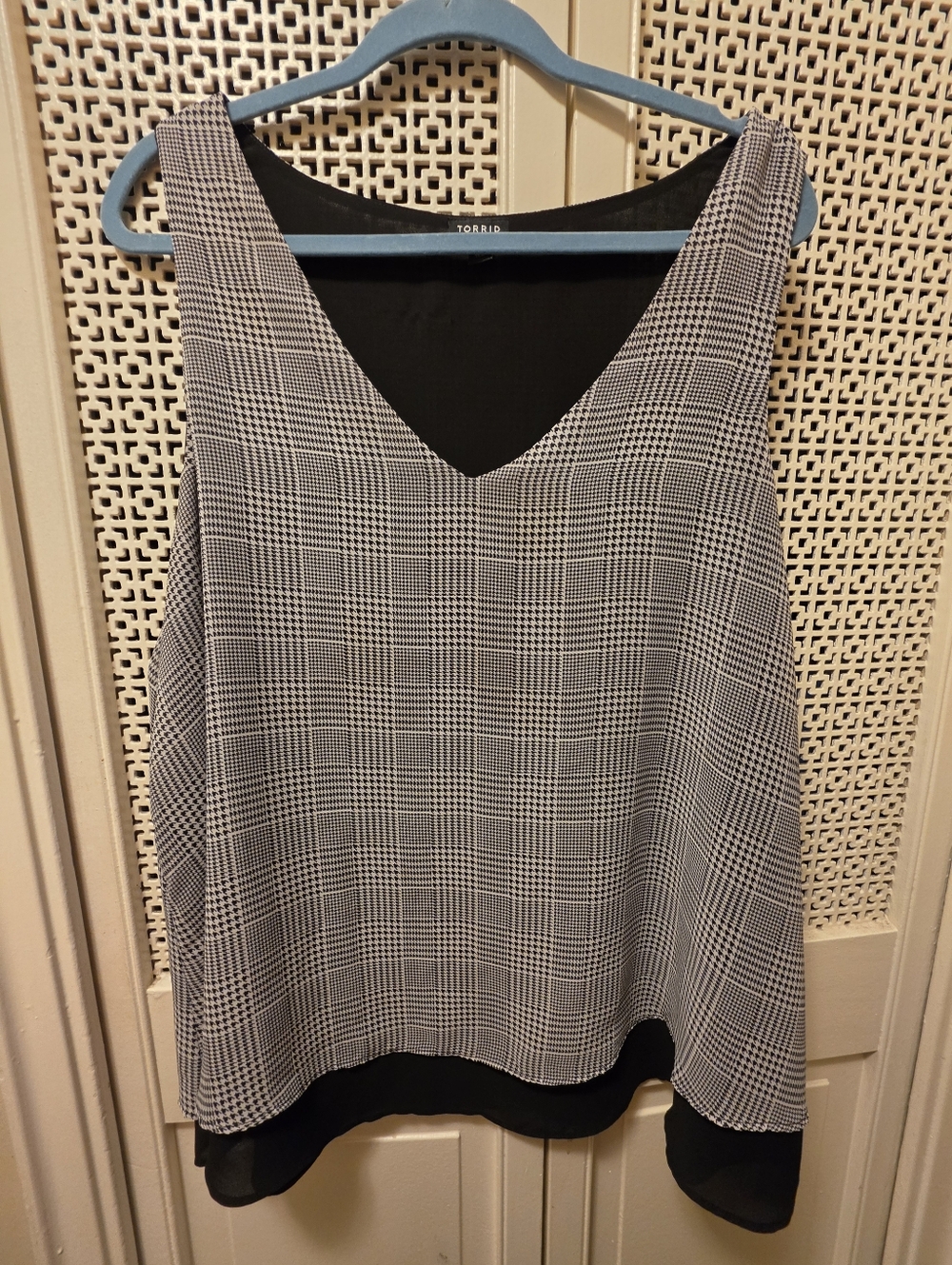 Torrid Houndstooth V-Neck Sleeveless Blouse in Black and Gray